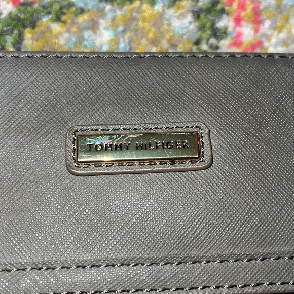 Tommy Hilfiger ShoulderTote Purse - Picture 4 of 9